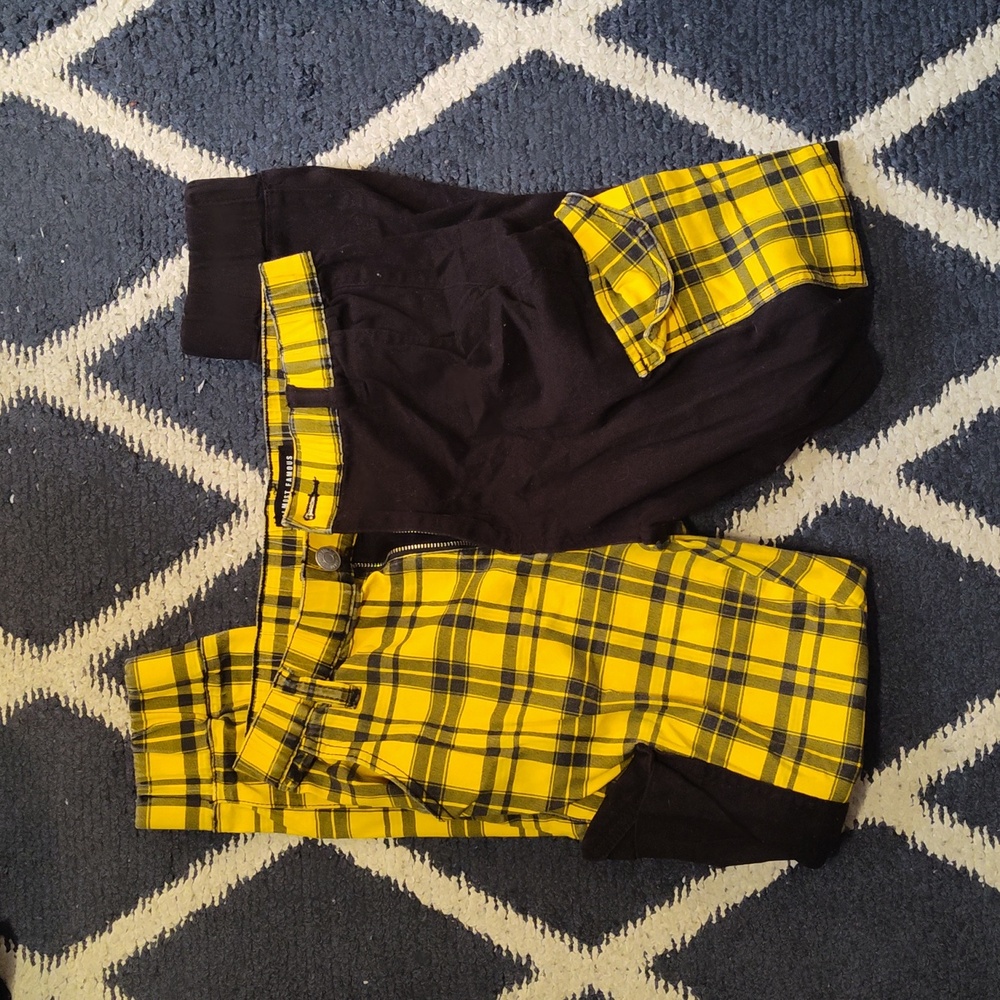 Hot topic yell and black